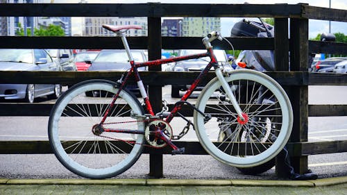 Bicicleta De Carretera Roja Y Blanca