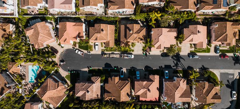 Aerial view of a Southern California neighborhood where people are living in Simi Valley and commuting to LA