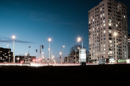 Darmowe zdjęcie z galerii z budynek, czyste niebo, lampy uliczne