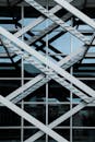 现代建筑物立面上交叉的钢梁和玻璃嵌板的抽象视图