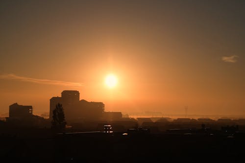 Siluet Bangunan Selama Golden Hour