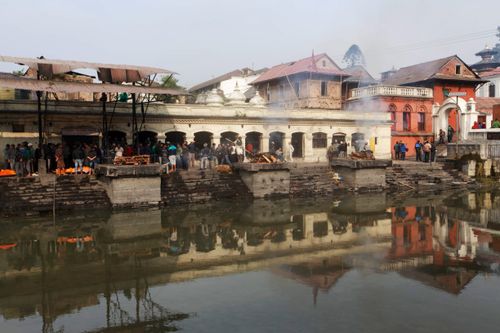 Free Cremation ceremony along the Bagmati River at Pashupatinath Temple in Kathmandu, Nepal. Stock Photo