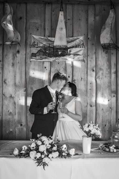 Darmowe zdjęcie z galerii z całowanie, czarno-biały, fotografia ślubna