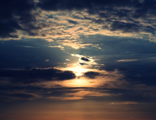 Ciel Bleu Sous Les Nuages Blancs