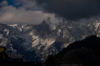 印度西姆拉上空，白雪皑皑的山脉在阴云密布中显得格外引人注目