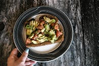 一份配有番茄的丰盛牛油果吐司，盛在时尚的盘子里，非常适合健康饮食