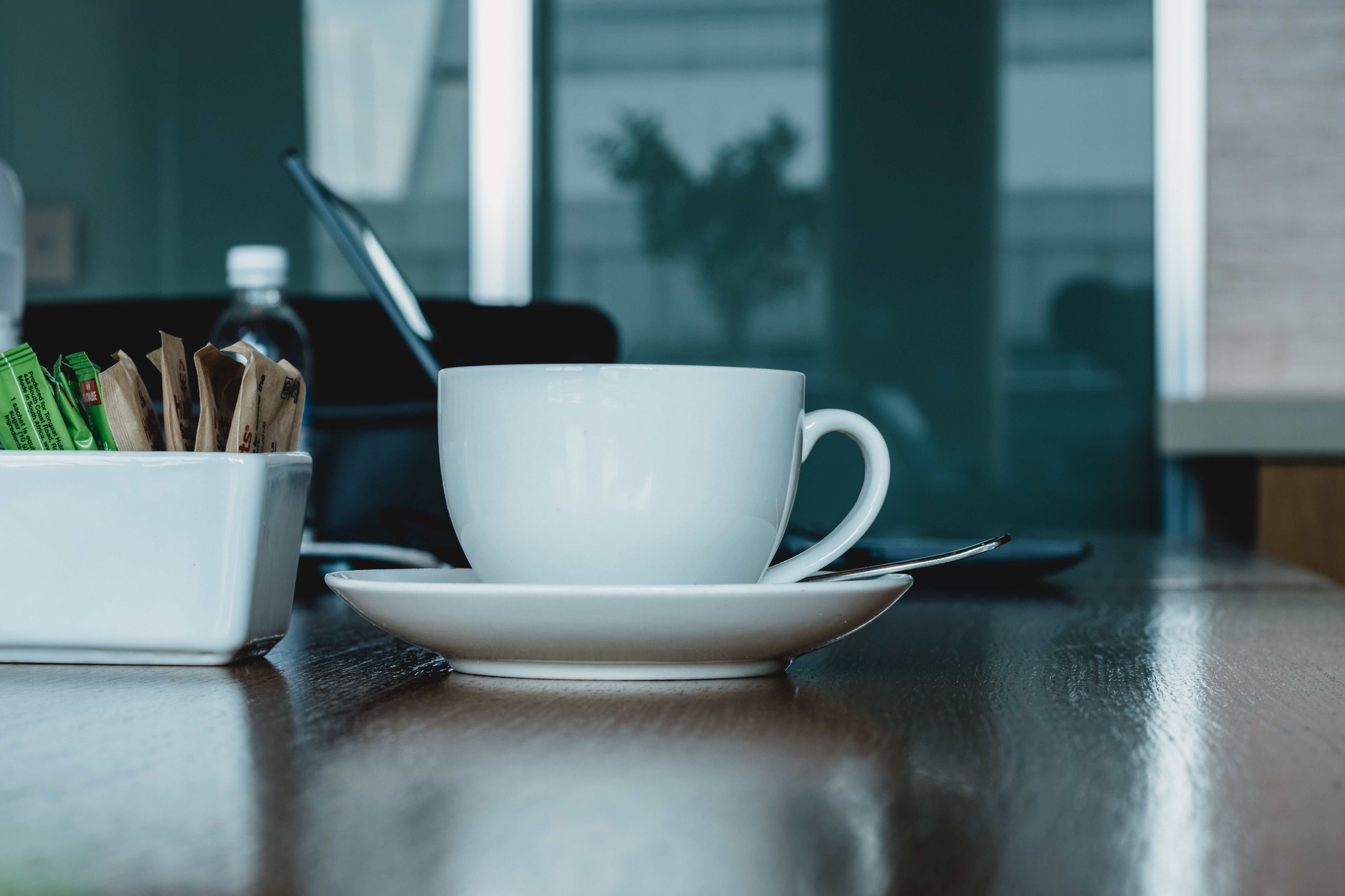 コーヒーカップとラーメン丼を並べた比較イメージ。業態ごとに主役となる視覚要素が異なることを示す図解