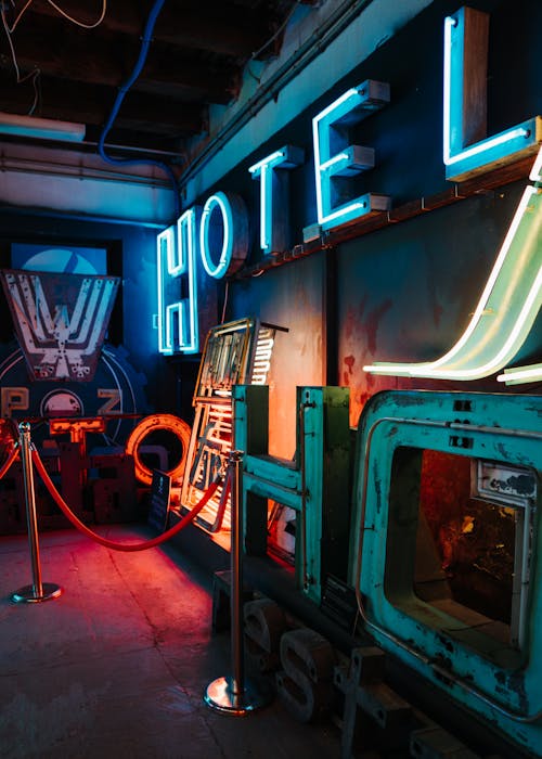 Základová fotografie zdarma na téma hotel, neon signage, neonové světlo