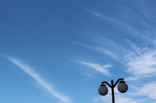 Gratis lagerfoto af blå himmel, byliv, elektriske stænger