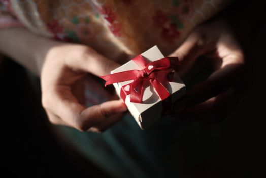 كيف تختار هدية مناسبة: هدية ملفوفة بورق الهدايا