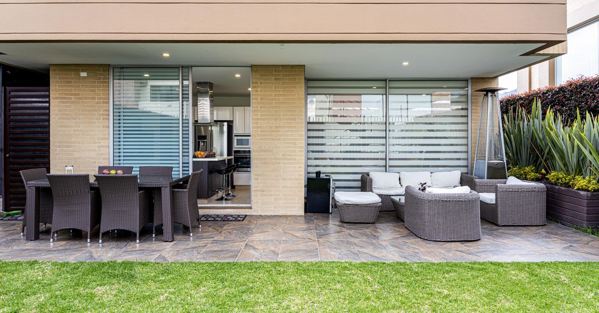 Contemporary patio design with wicker furniture in Cajicá, Colombia.