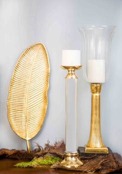 金色与玻璃的时尚装饰品，搭配烛台，营造出奢华的室内氛围