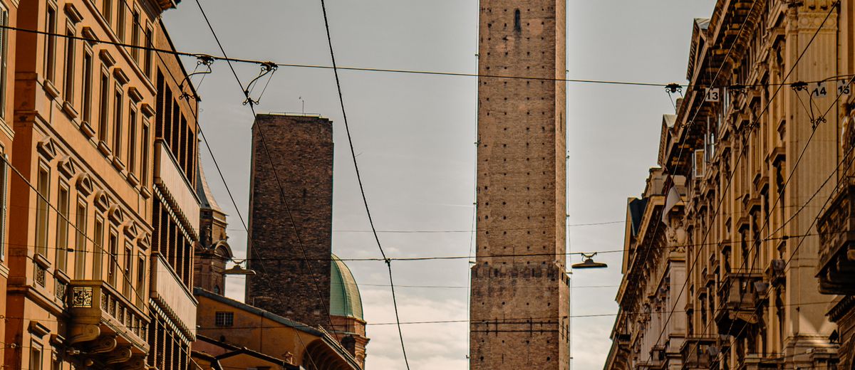 La torre Asinelli al final de una calle de Bolonia