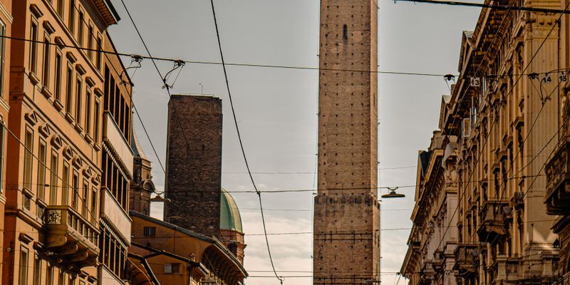 La torre Asinelli al final de una calle de Bolonia