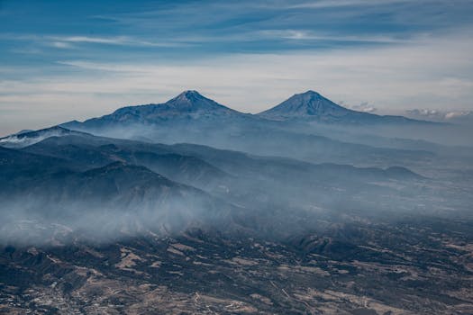 空中拍摄的墨西哥波波卡特佩特火山和伊兹塔奇瓦特尔火山令人惊叹，它们被薄雾包围