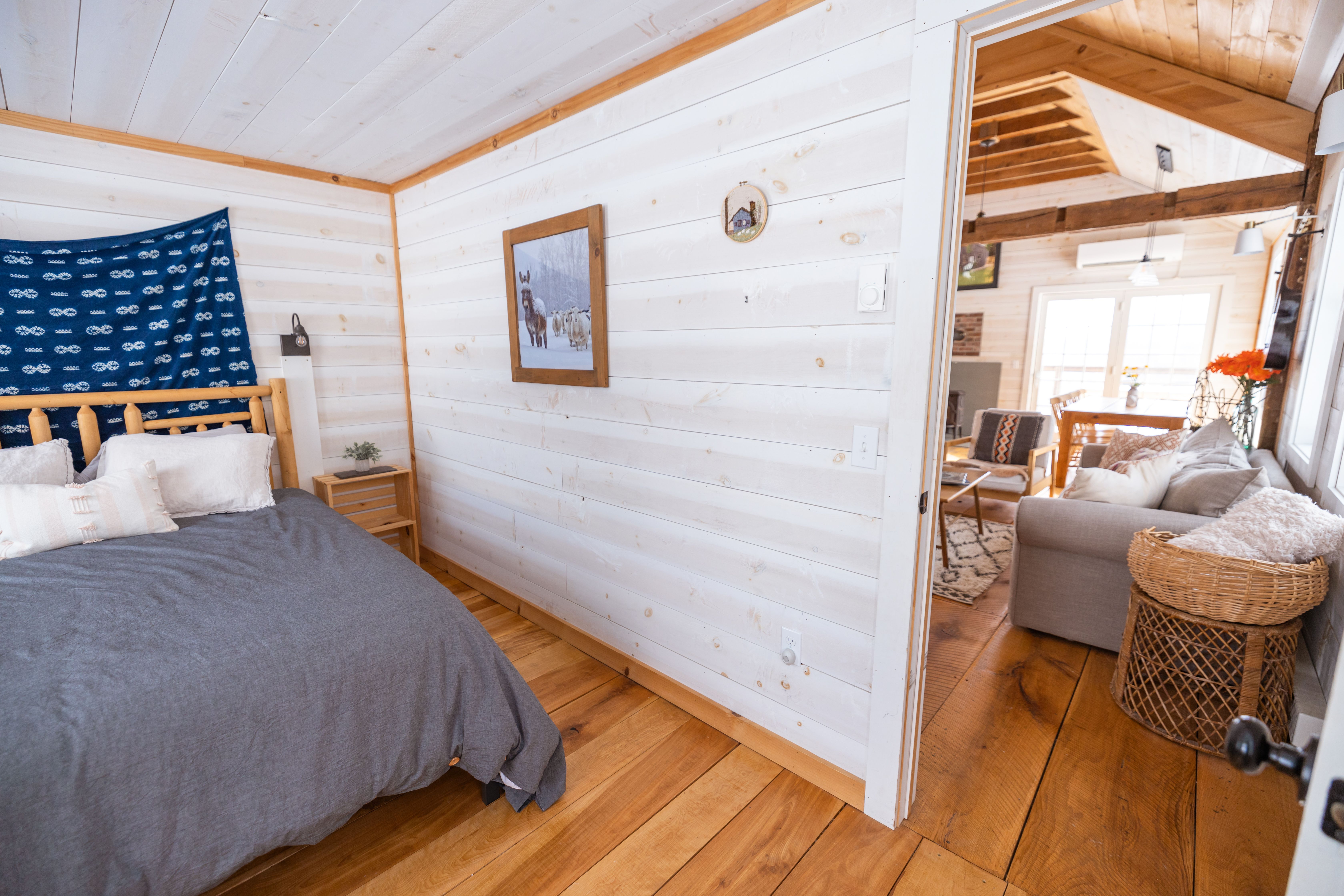 Quarto contemporâneo com decoração sofisticada