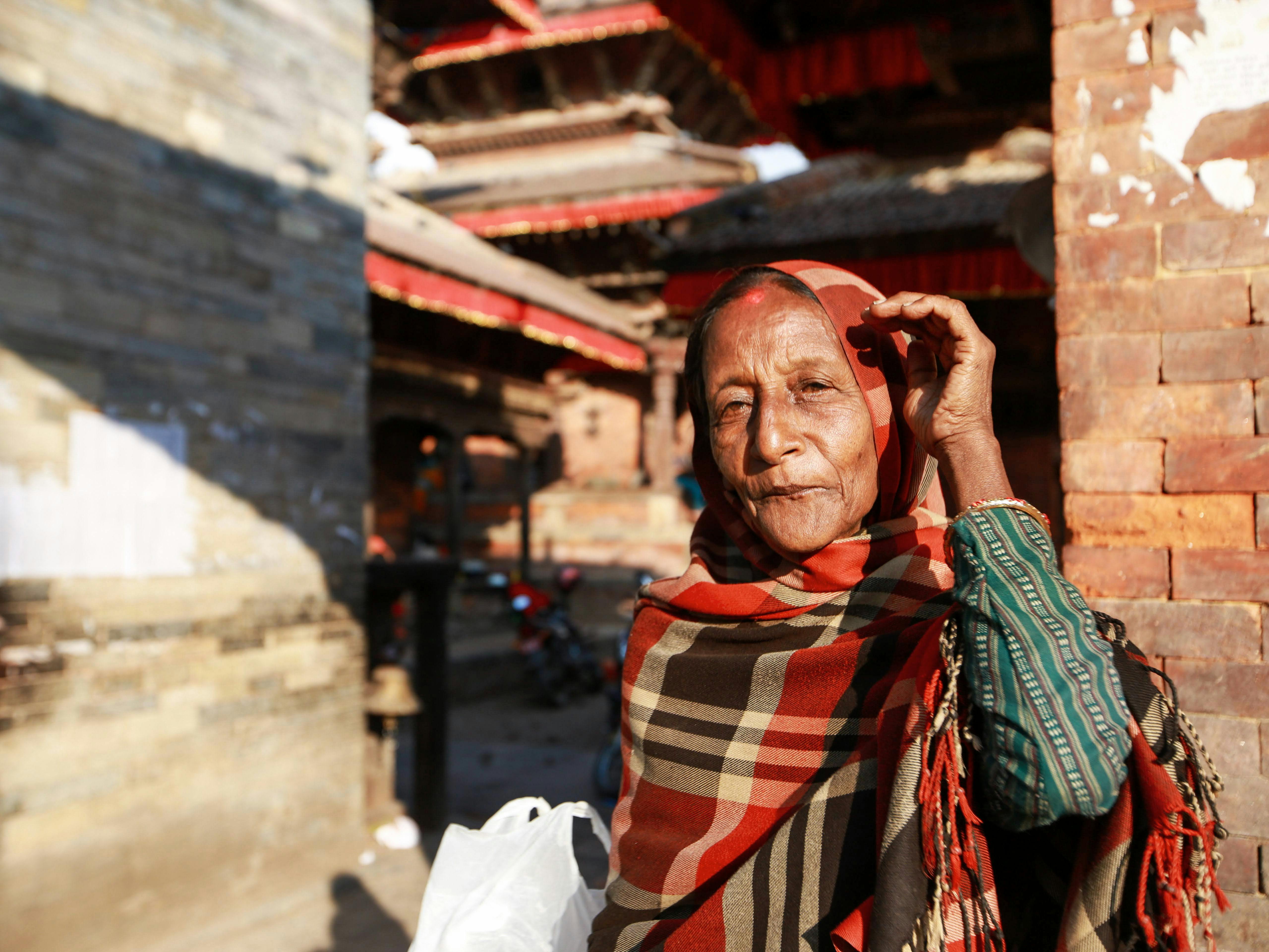 how to wear shawl to cover face