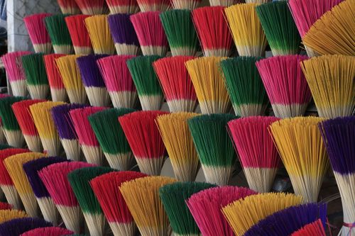 Free Rows of colorful incense sticks in various vibrant shades, arranged meticulously. Stock Photo