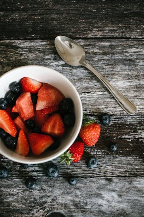 免费 草莓和蓝莓在碗上的摄影 素材图片