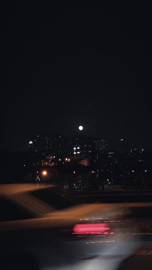Foto stok gratis bulan purnama, kota di malam hari, kota hitam dan putih