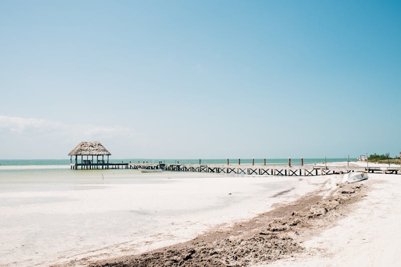 Scène de plage tranquille avec un quai rustique à Holbox, Mexique