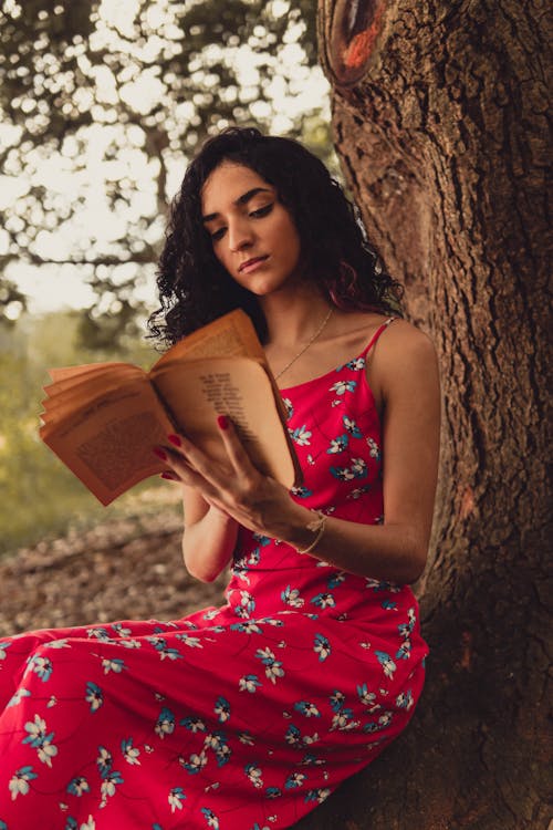 Darmowe zdjęcie z galerii z czerwona sukienka, czytanie, drzewo