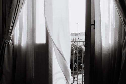 Fotos de stock gratuitas de balcón, blanco y negro, cortina