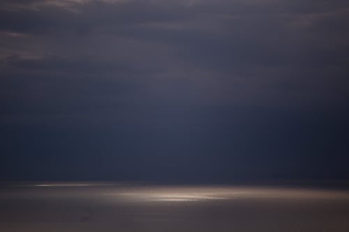 Fotos de stock gratuitas de agua, cielo impresionante, Cielo oscuro