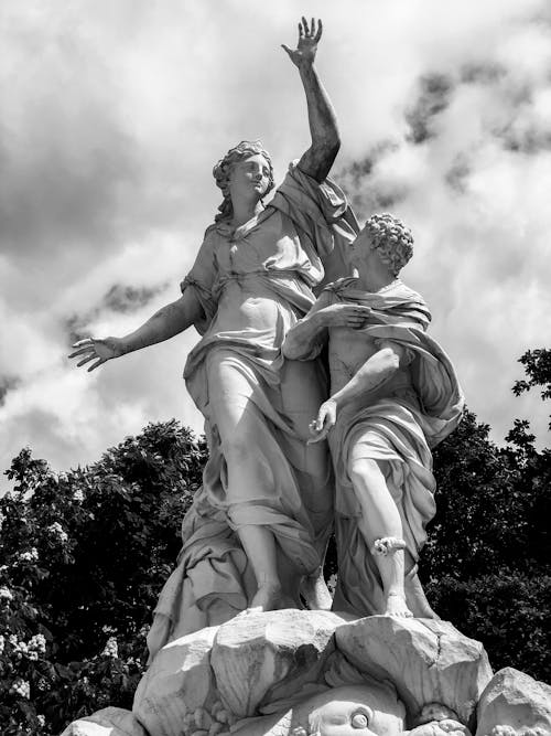 Photos gratuites de contre-plongée, échelle des gris, femme