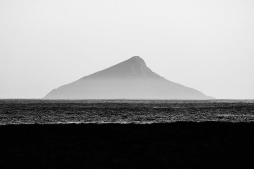 Foto profissional grátis de escala de cinza, ilha, mar
