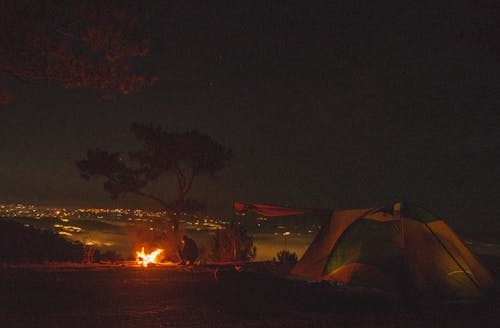 Gratis stockfoto met bonfire, camping, iemand