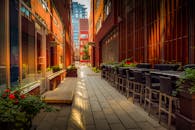 蒙特利尔的一条城市小巷充满活力，两旁排列着现代建筑和户外座椅