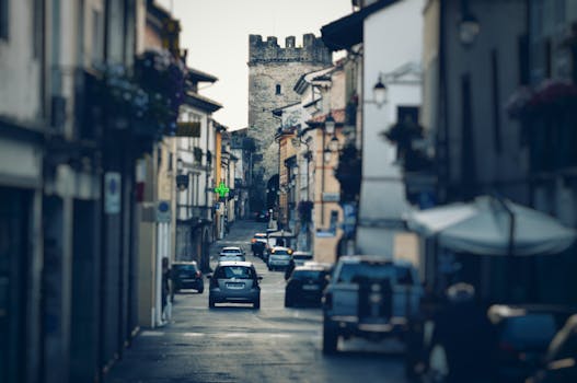 背景是一座历史悠久的塔楼，映衬着欧洲城镇的街道风景