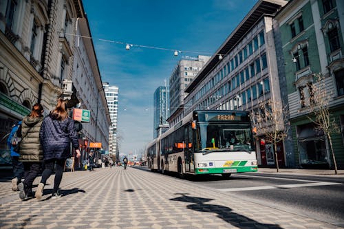 Základová fotografie zdarma na téma autobus, budovy, centrum města