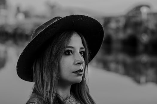 户外女子戴帽子的黑白艺术肖像