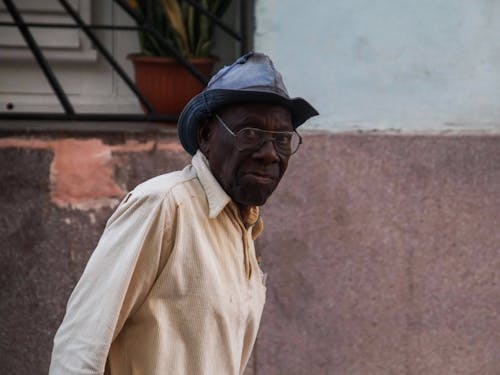 Ücretsiz afrikalı amerikalı adam, bakmak, eski içeren Ücretsiz stok fotoğraf Stok Fotoğraflar