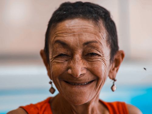Free Close-up of a smiling senior woman with short hair and earrings. Stock Photo