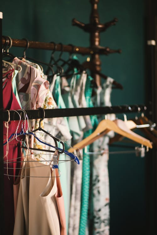 Kostnadsfria Kostnadsfri bild av garderob, hängande, hängare Stock foto
