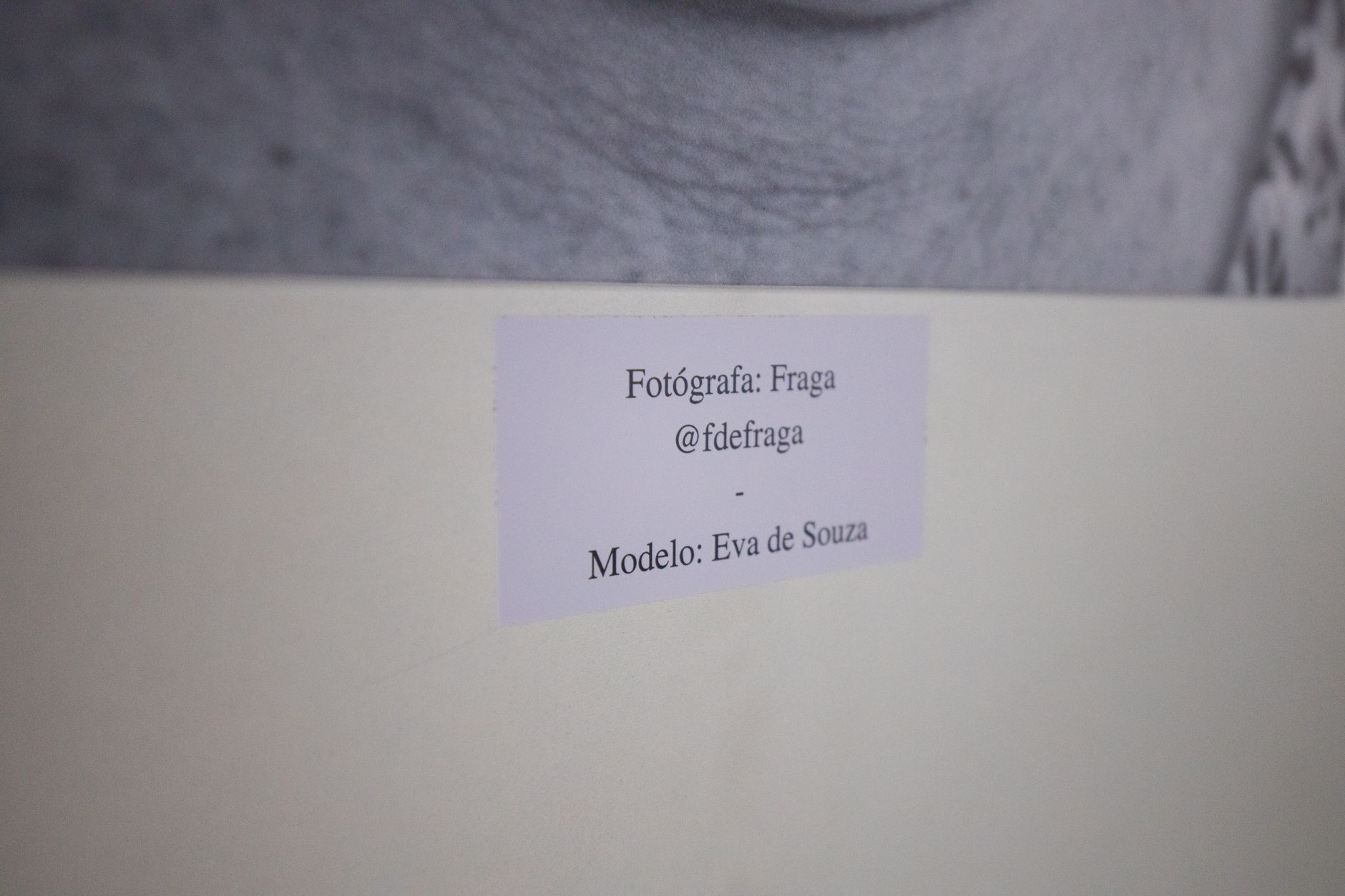 Étiquette détaillant le photographe et le modèle sous une photographie encadrée.