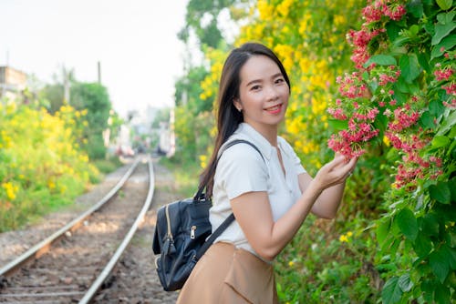 Gratis lagerfoto af asiatisk kvinde, blade, blomster