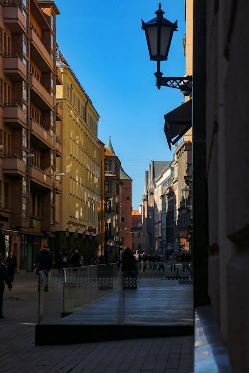 Δωρεάν στοκ φωτογραφιών με Άνθρωποι, αστικός, κατακόρυφη λήψη