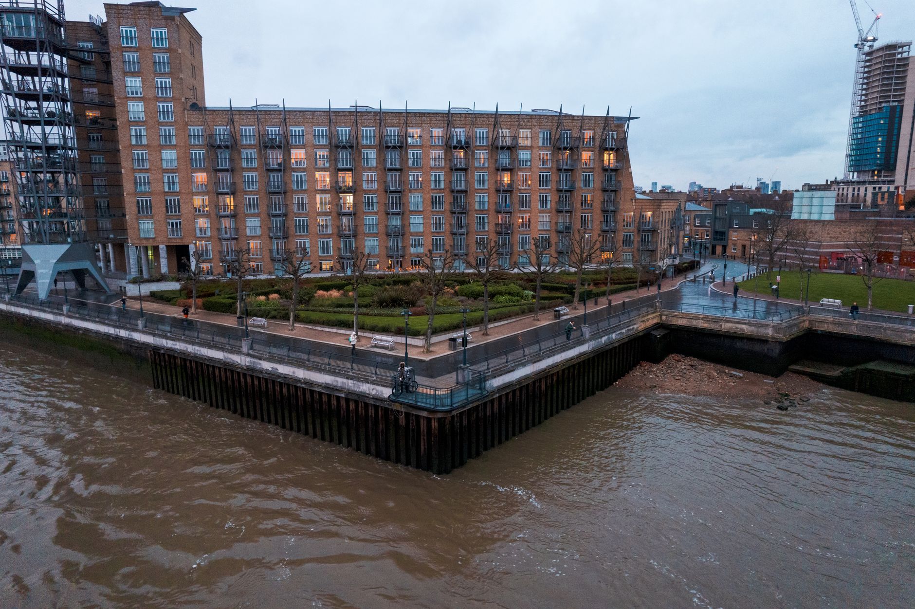Londra'da nehir kenarındaki lüks apartman binaları
