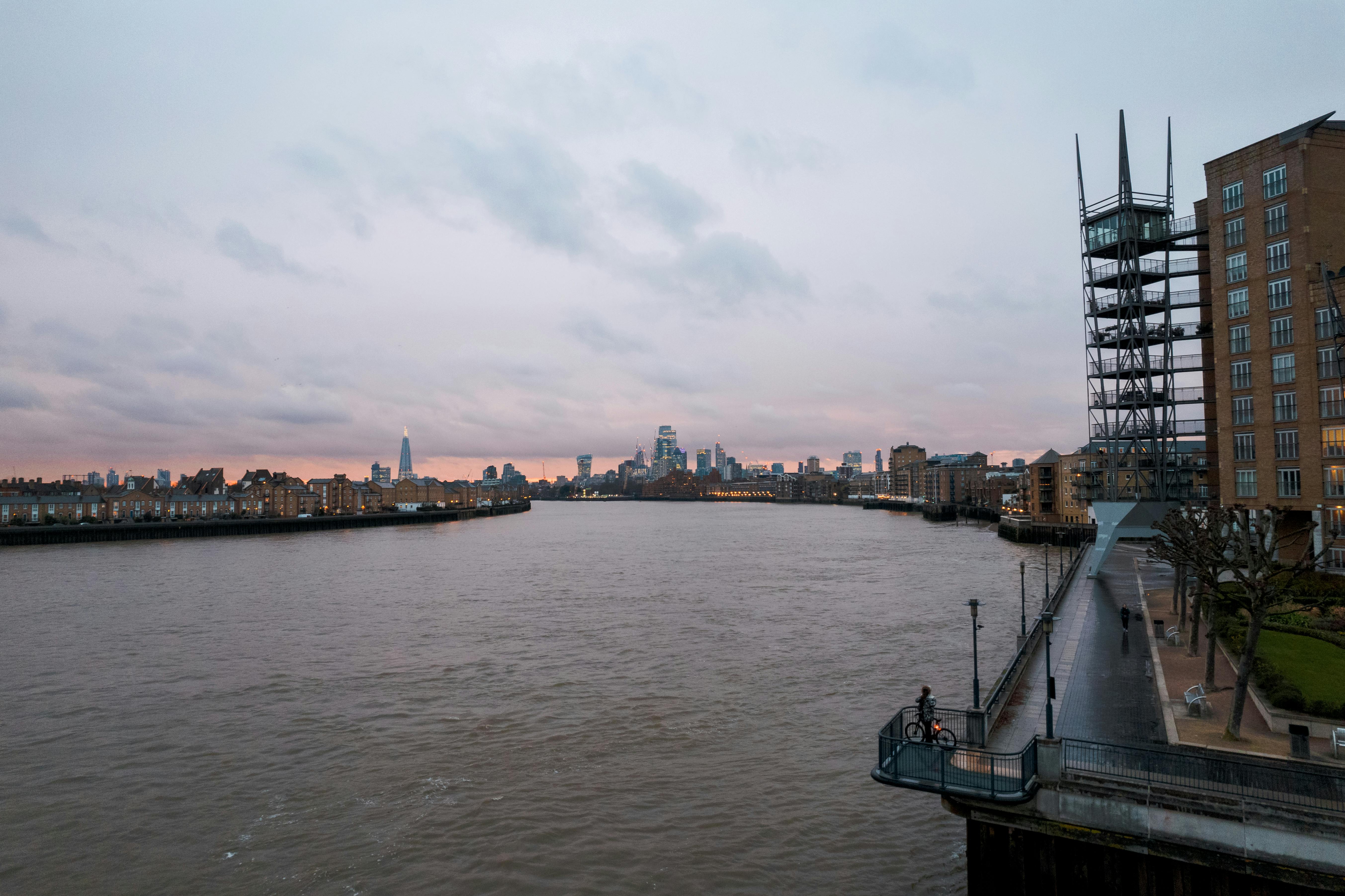 Vista del Támesis con el horizonte de Londres al atardecer.