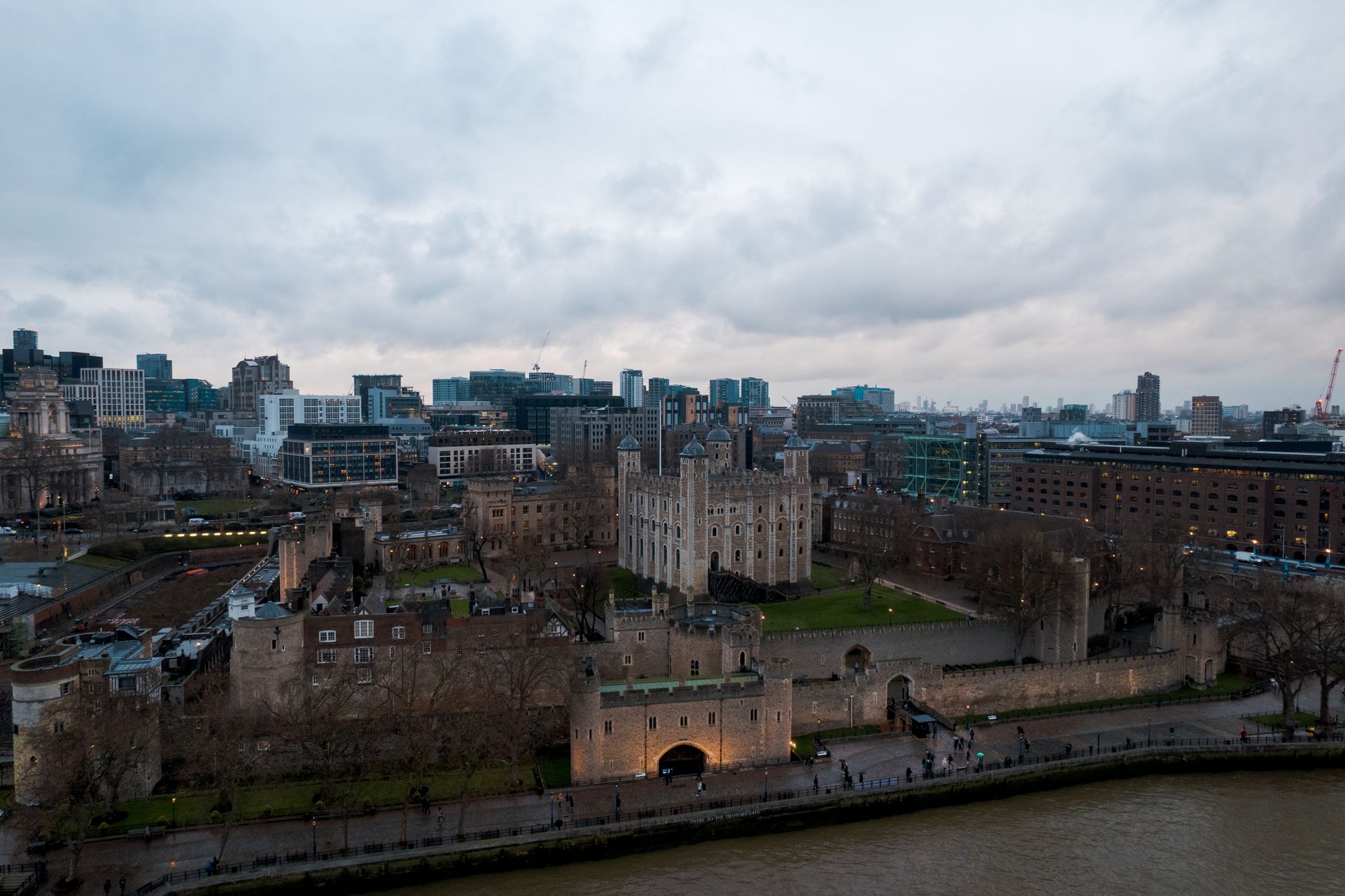 Londra Kulesi ve arkasında yükselen gökdelenler