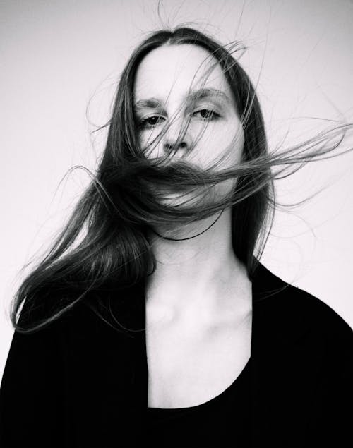 Бесплатное стоковое фото с black amp white, hair, model
