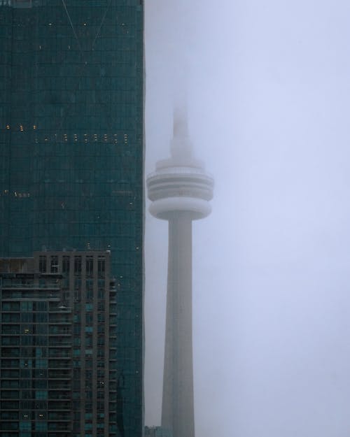 binalar, buğulu, bulutlar içeren Ücretsiz stok fotoğraf