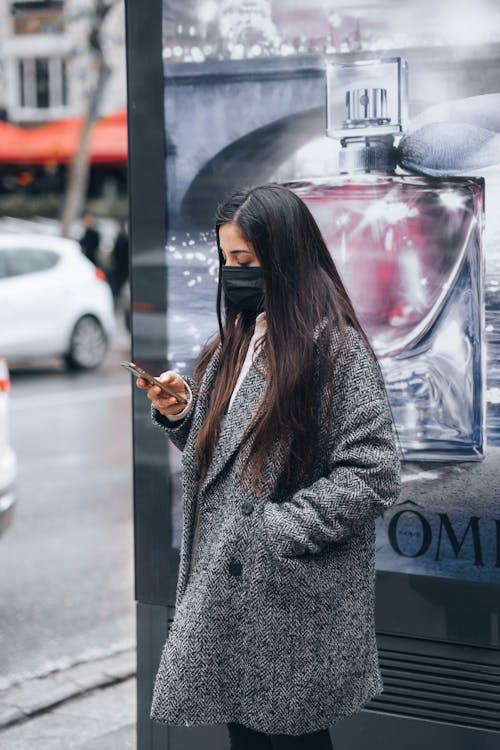 Gratis lagerfoto af ansigtsmaske, frakke, hånd i lommen