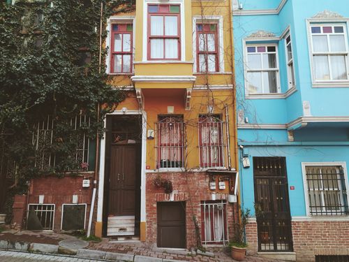 Free Charming colorful houses in Fatih, İstanbul showcasing unique architecture and cultural heritage. Stock Photo