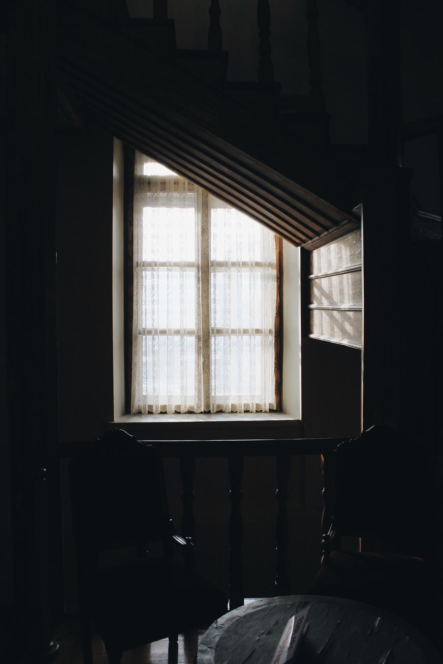Ventana interior con marco de madera