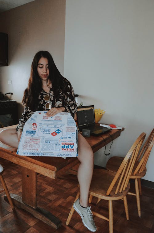 Gratis Wanita Berkemeja Hitam Lengan Panjang Memegang Kotak Domino Pizza Foto Stok